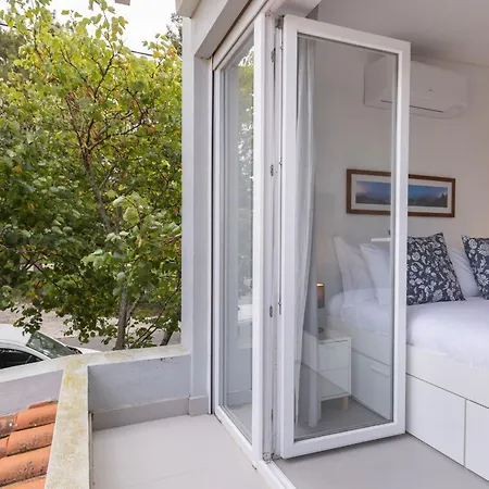 Carcavelos Sunny Retreat By Lovelystay