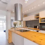 Sunny Retreat By Lovelystay *